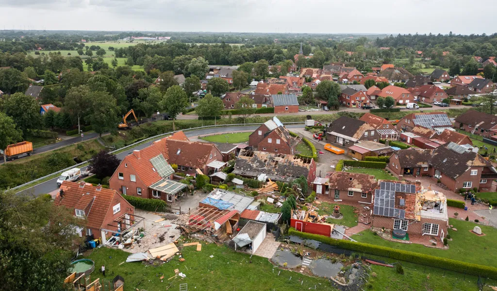 Mehr als 50 Häuser zerstörte der Tornado in Großheide (Kreis Aurich).