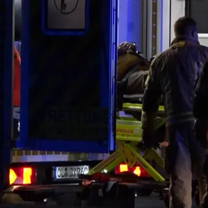 Opfer wird in den Rettungswagen gefahren.