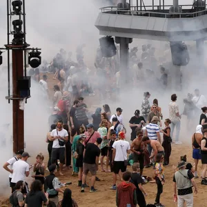 An der Turmbühne, der größten Bühne auf dem ehemaligen russischen Militärflugplatz, tanzen Teilnehmer des Festivals „Plan:et C-alpha“. (Archivfoto)