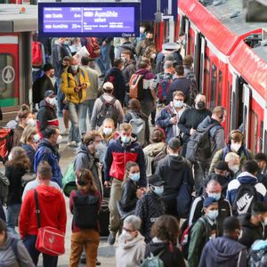 Werden die S-Bahnen zu voll, sollen künftig Einstieglotsen den Fahrgästen beim Verteilen helfen.