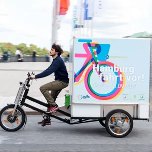 Rad mit Anhänger fährt durch die Hamburger Innenstadt