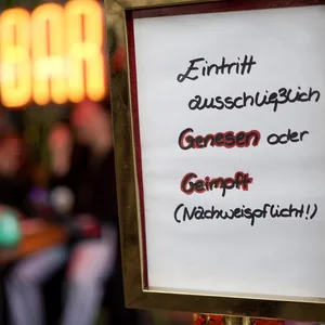 Schild Genesen oder Geimpft