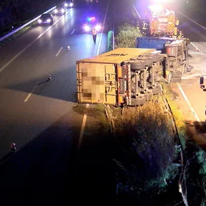 Lastwagen auf Autobahn umgekippt