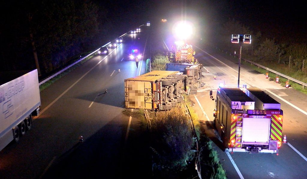 Lastwagen auf Autobahn umgekippt