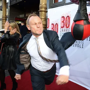 Innensenator Andy Grote (SPD) an einem Boxsack.