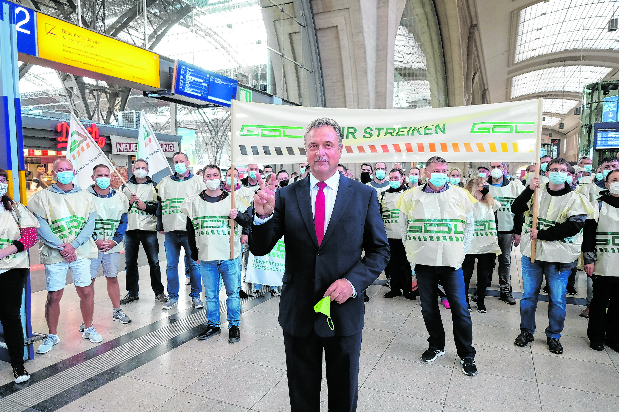Claus Weselsky, Vorsitzender der Gewerkschaft der Lokführer (GDL), geht mit Teilnehmern einer Demonstration durch den Hauptbahnhof.