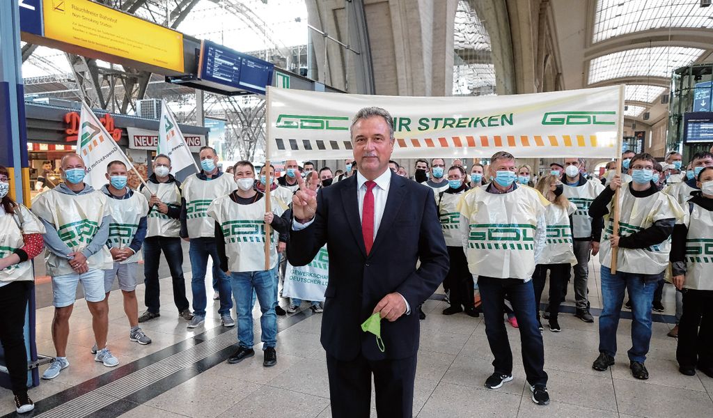 Claus Weselsky, Vorsitzender der Gewerkschaft der Lokführer (GDL), geht mit Teilnehmern einer Demonstration durch den Hauptbahnhof.