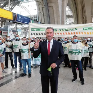 Claus Weselsky, Vorsitzender der Gewerkschaft der Lokführer (GDL), geht mit Teilnehmern einer Demonstration durch den Hauptbahnhof.