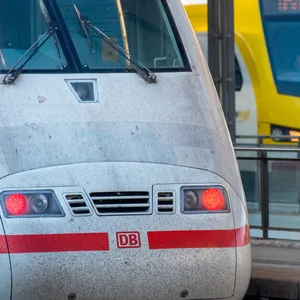 Zwei Züge warten auf den Glesien