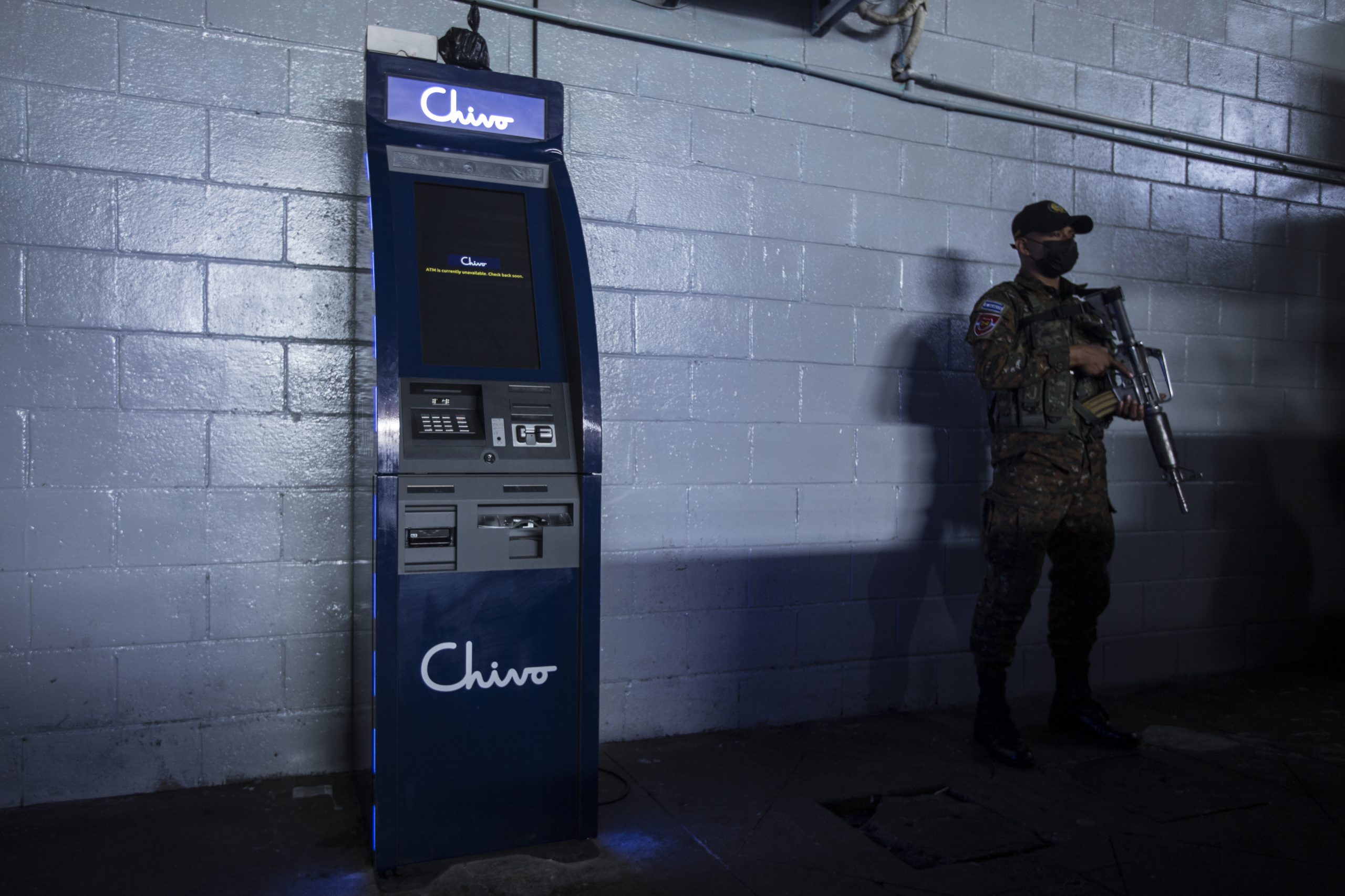 Ein Soldat schützt einen Bankautomaten von „Chivo” in El Salvador.