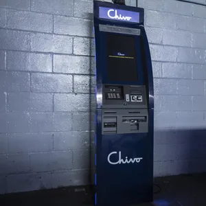 Ein Soldat schützt einen Bankautomaten von „Chivo” in El Salvador.