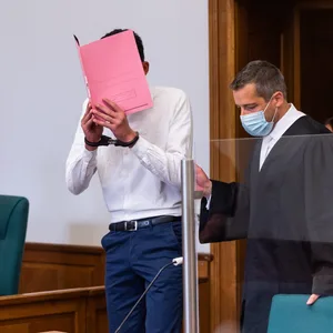 Der Angeklagte Ende Juni im Gerichtssaal in Lüneburg.