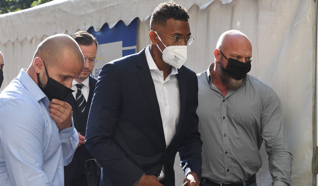 Der Fußball-Profi und ehemalige Nationalspieler Jerome Boateng (M.) kommt mit Bodyguards zum Prozessbeginn am Amtsgericht München.