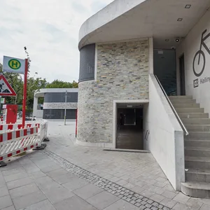 In der Kritik: Das im Mai eröffnete, drei Millionen Euro teure Fahrradparkhaus in Eppendorf wird kaum benutzt.