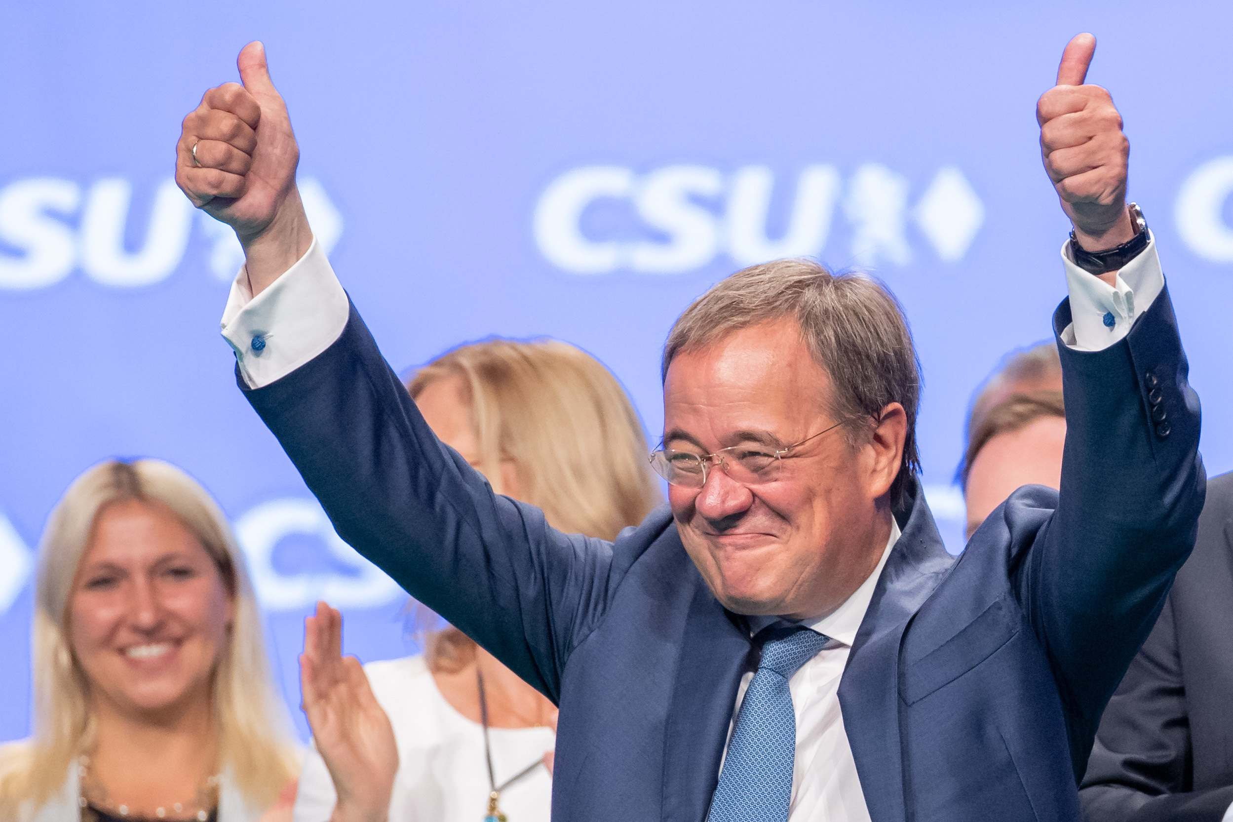 Armin Laschet, Unions-Kanzlerkandidat und CDU-Vorsitzender, steht nach seiner Rede beim Parteitag der CSU auf der Bühne.