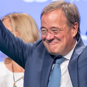 Armin Laschet, Unions-Kanzlerkandidat und CDU-Vorsitzender, steht nach seiner Rede beim Parteitag der CSU auf der Bühne.