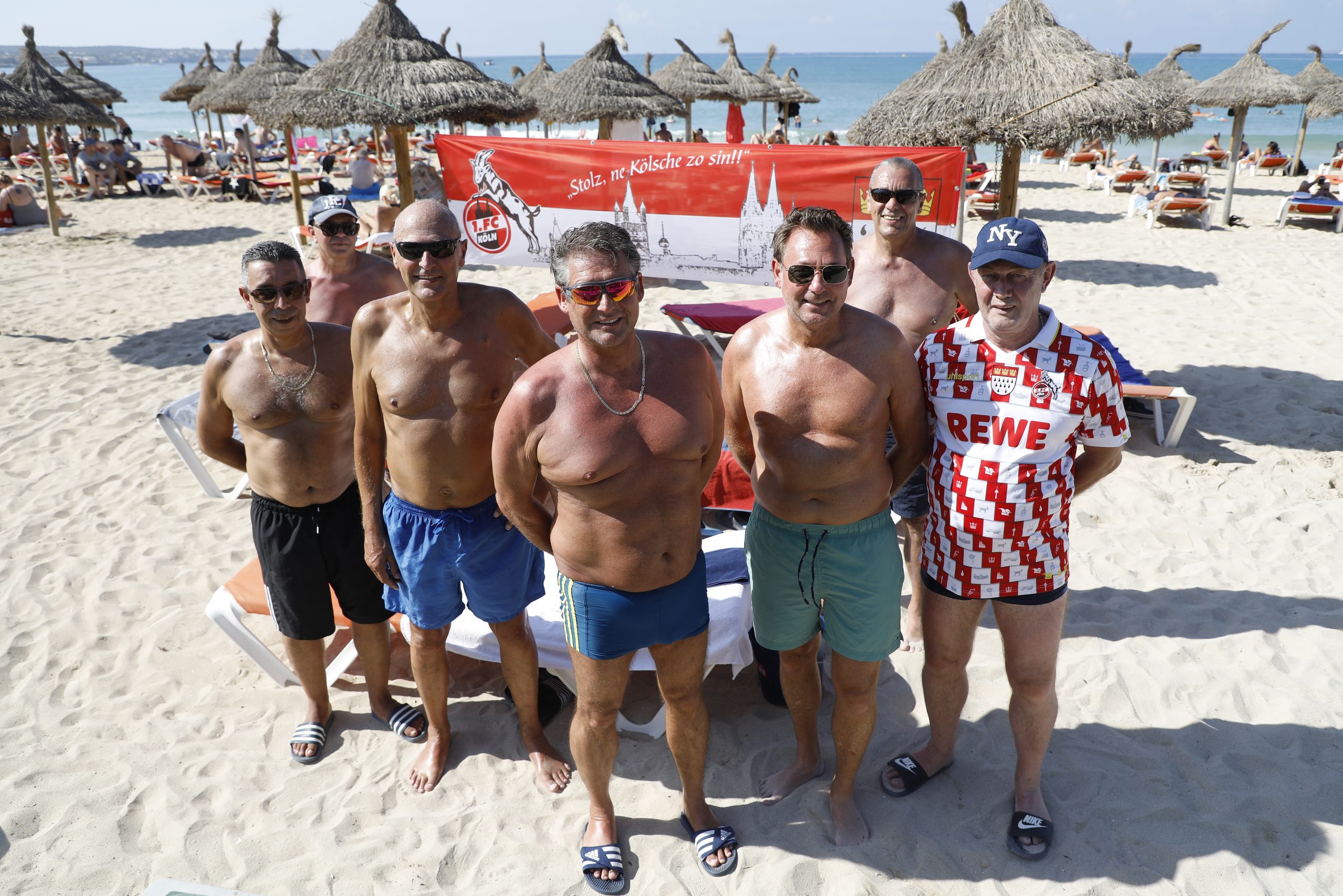 Franko, Rene, Peter, Bernd, Stephan, Kalla und Herbert aus Köln haben sich am Strand von Arenal zum Gruppenfoto aufgestellt.