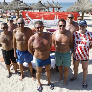 Franko, Rene, Peter, Bernd, Stephan, Kalla und Herbert aus Köln haben sich am Strand von Arenal zum Gruppenfoto aufgestellt.