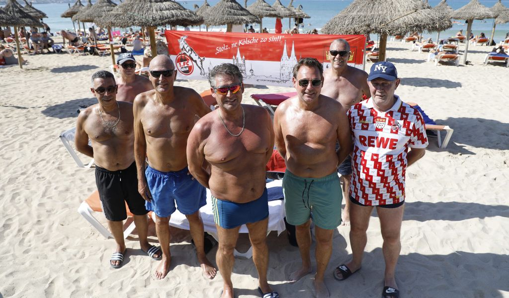 Franko, Rene, Peter, Bernd, Stephan, Kalla und Herbert aus Köln haben sich am Strand von Arenal zum Gruppenfoto aufgestellt.