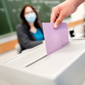 Stimmenabgabe in einem Wahlbüro (Symbolbild