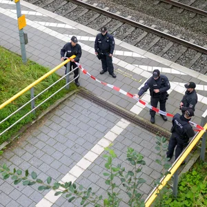 Beweismittelsuche am Bahnhof Ahrensburg