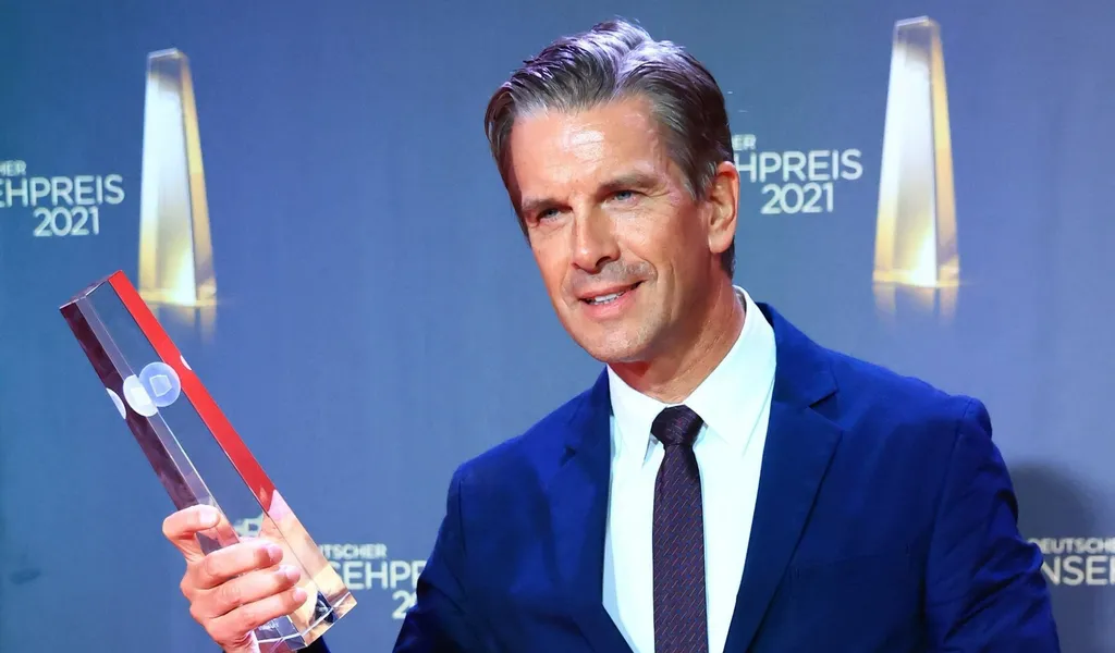 Moderator Markus Lanz freut sich nach der Verleihung des Deutschen Fernsehpreises 2021 im Tanzbrunnen über die Auszeichnung in der Kategorie „Beste Information“.
