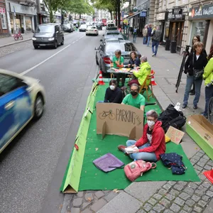 Aktivisten besetzen einen Parkplatz in der Innenstadt.