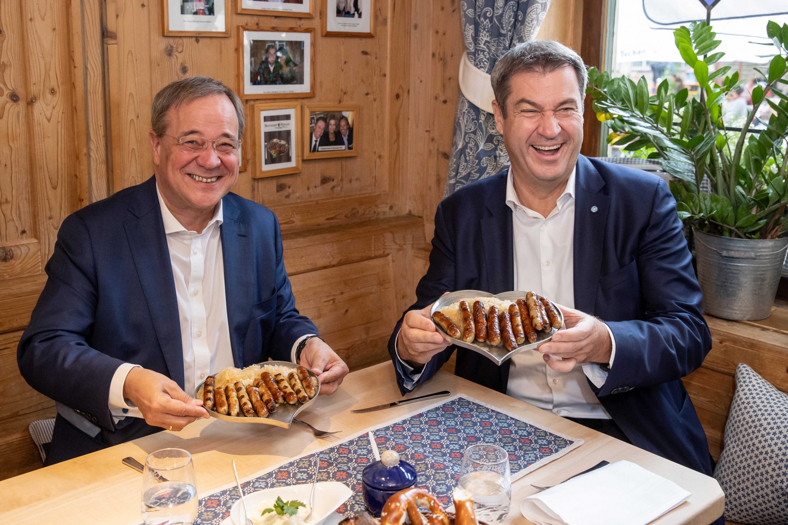 Markus Söder (r), CSU-Parteivorsitzender und Ministerpräsident von Bayern, und Armin Laschet, Unions-Kanzlerkandidaten, CDU-Vorsitzender und Ministerpräsident von Nordrhein-Westfalen, essen zusammen in einem Bratwurst-Restaurant Nürnberger Würstchen