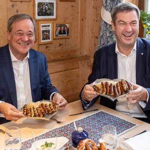 Markus Söder (r), CSU-Parteivorsitzender und Ministerpräsident von Bayern, und Armin Laschet, Unions-Kanzlerkandidaten, CDU-Vorsitzender und Ministerpräsident von Nordrhein-Westfalen, essen zusammen in einem Bratwurst-Restaurant Nürnberger Würstchen