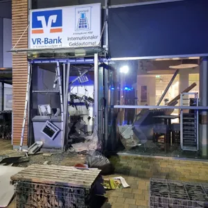 Unbekannte sprengen Geldautomaten in Hann.
