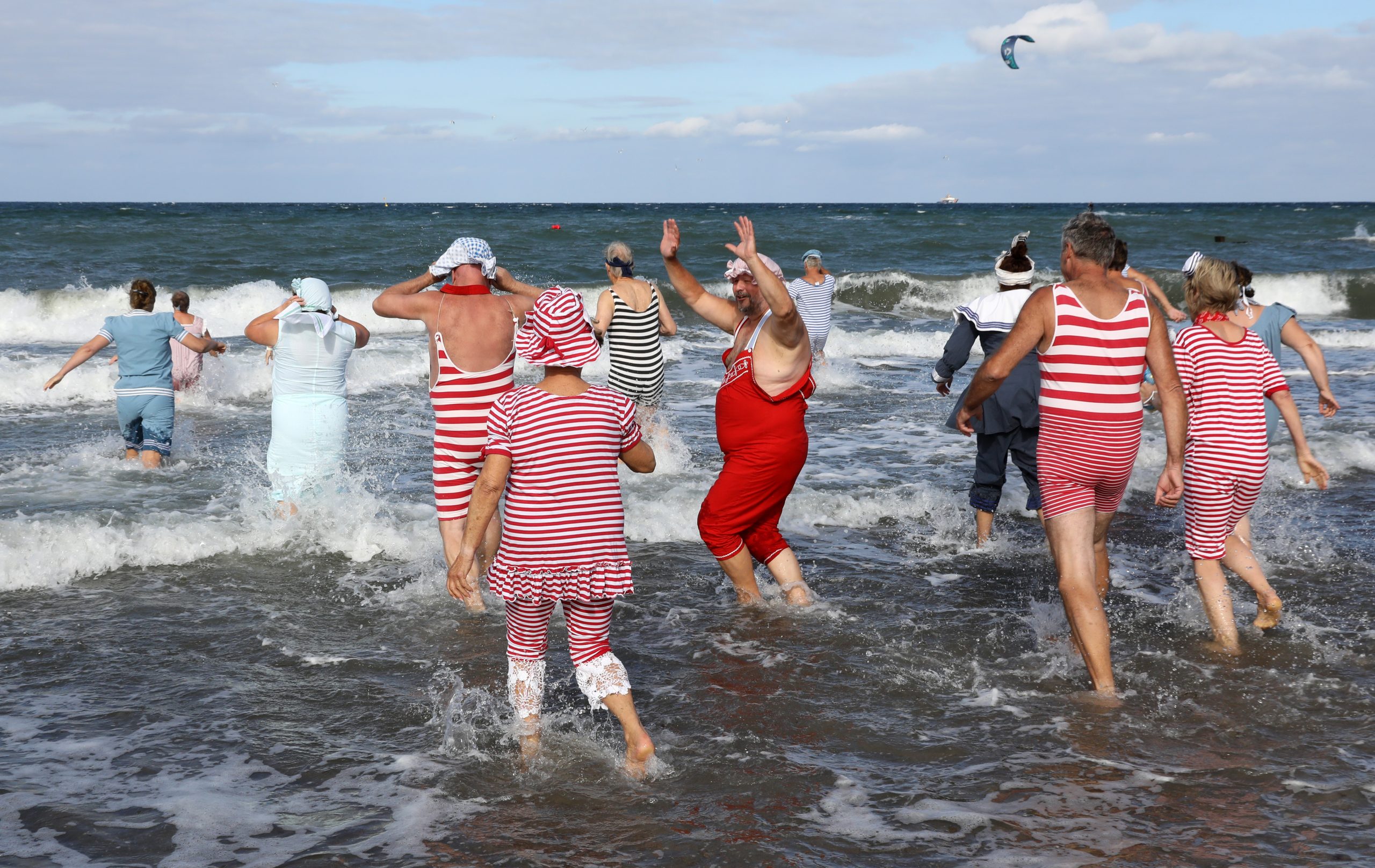 In Deutschlands ältestem Seebad gehen die Teilnehmer beim „Abbaden“ in historischer Bademode in die 17 Grad kalte Ostsee.