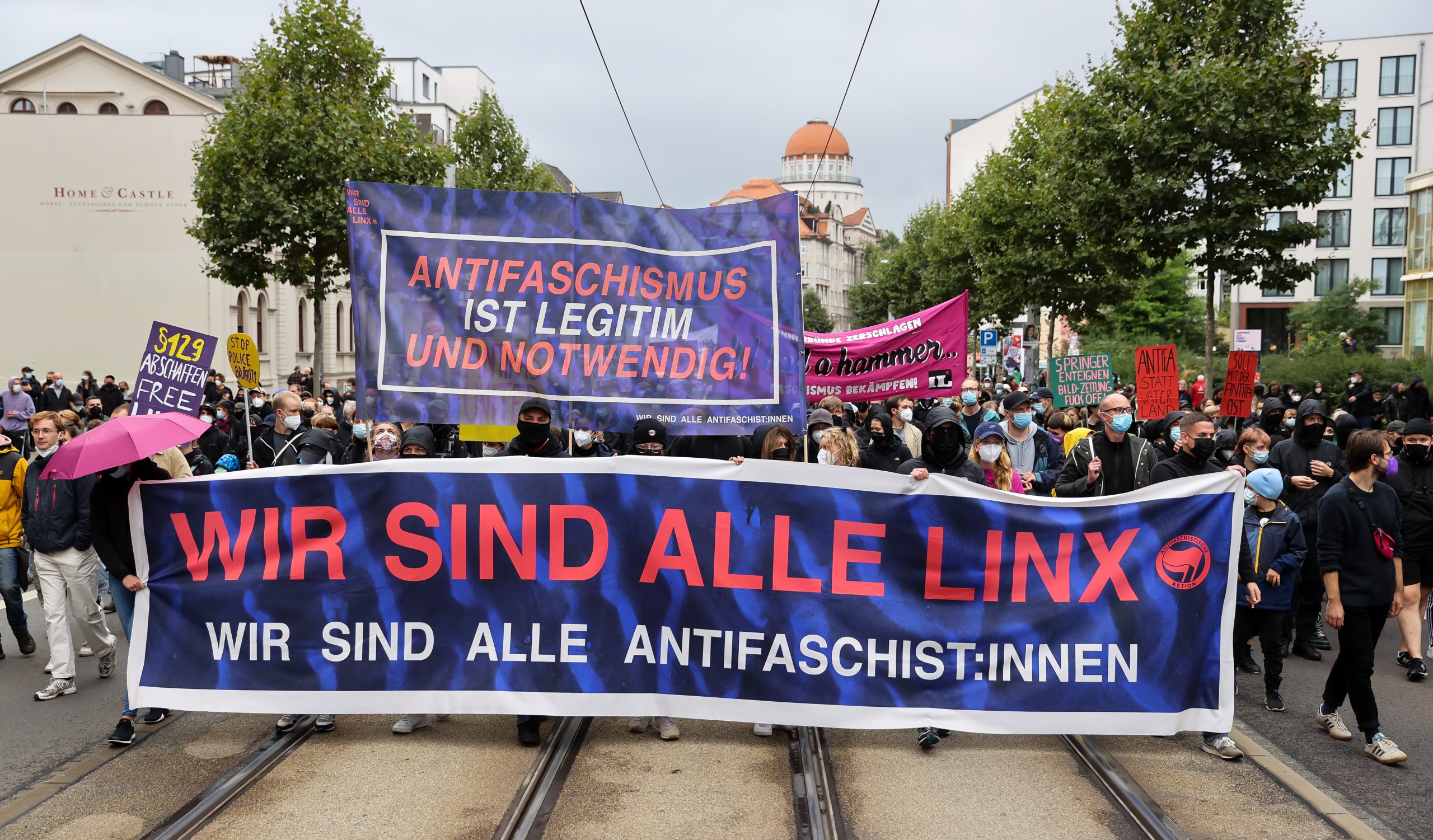 Bei einer Soli-Demo für Lina E. aus der linken Szene brannten am 18. September in Leipzig sogar Barrikaden.