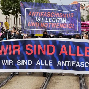 Bei einer Soli-Demo für Lina E. aus der linken Szene brannten am 18. September in Leipzig sogar Barrikaden.