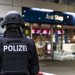 Ein Polizist steht am Tatort.