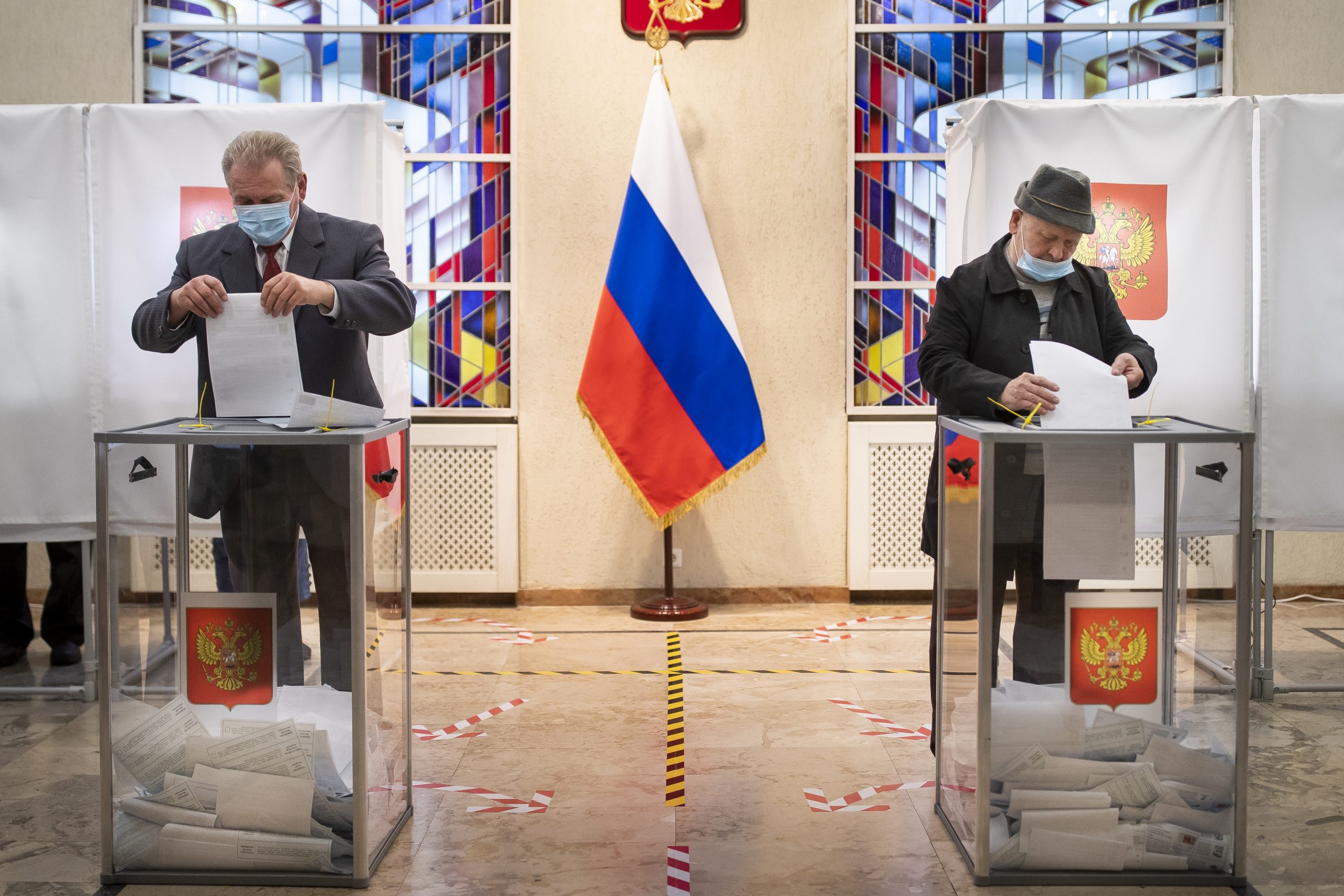 Russische Bürger geben ihre Stimmzettel in einem Wahllokal während der Parlamentswahlen in der russischen Botschaft in Vilnius ab.