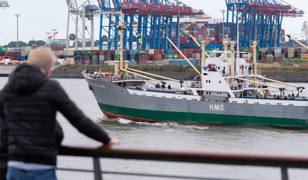 Nach der coronabedingten Zwangspause im vergangenen Jahr konnten am Wochenende auf der Elbe wieder zahlreiche historische und besondere Schiffe auf der Hamburger Elbe bewundert werden.