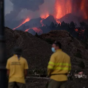 Feuerwehrmänner beobachten den Vulkan Cumbre Vieja auf der kanarischen Insel La Palma.