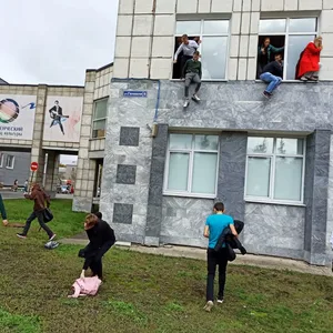 Studierende sprangen aus Angst vor dem Angreifer aus den Fenstern der Uni.