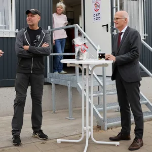 Die Kaffeeklappe von Odo Wehr (M.) feiert Wiedereröffnung. Jens Meier (l.), Geschäftsführer der Hamburg Port Auhtority (HPA), Bürgermiester Peter Tschentscher (SPD) gratulieren.
