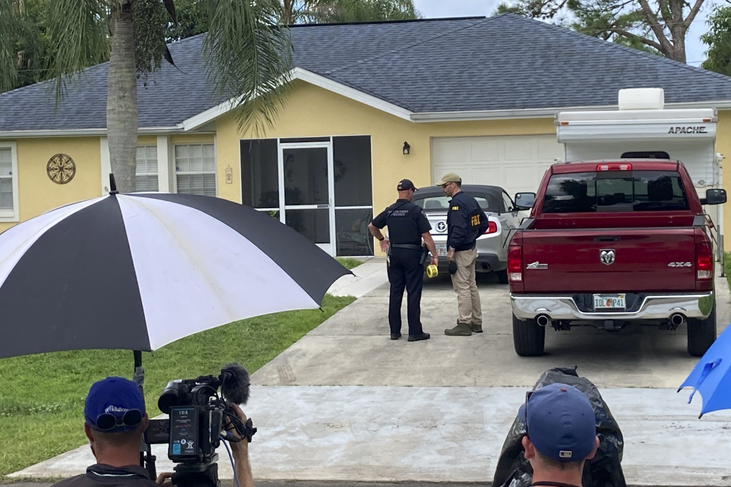 Beamte der Strafverfolgungsbehörden untersuchen das Haus eines jungen Mannes, der im Zusammenhang mit dem Verschwinden seiner Freundin Gabby Petito verhört werden soll.