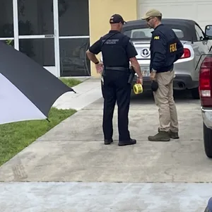 Beamte der Strafverfolgungsbehörden untersuchen das Haus eines jungen Mannes, der im Zusammenhang mit dem Verschwinden seiner Freundin Gabby Petito verhört werden soll.