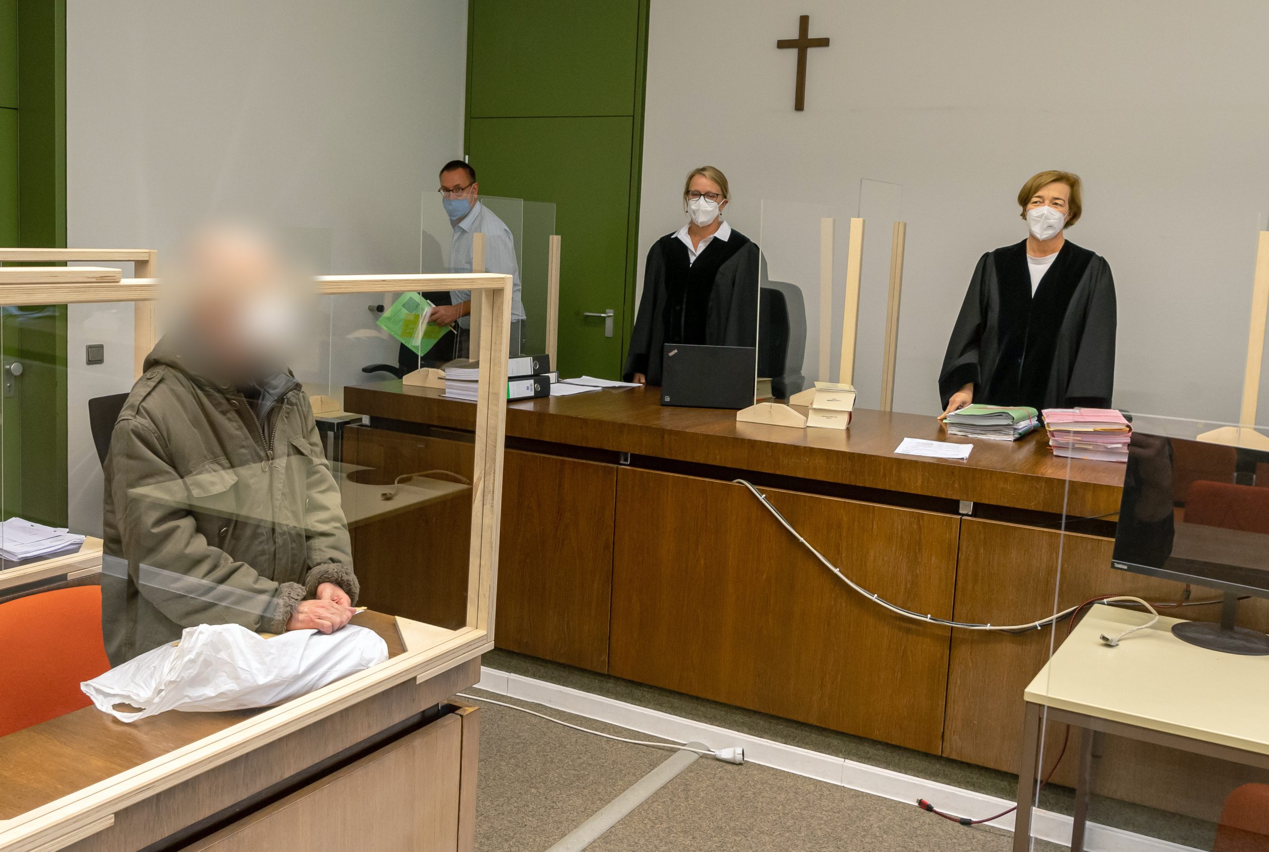 Der Angeklagte steht zum Prozessauftakt an seinen Platz im Gerichtssaal des Landgerichts München I.