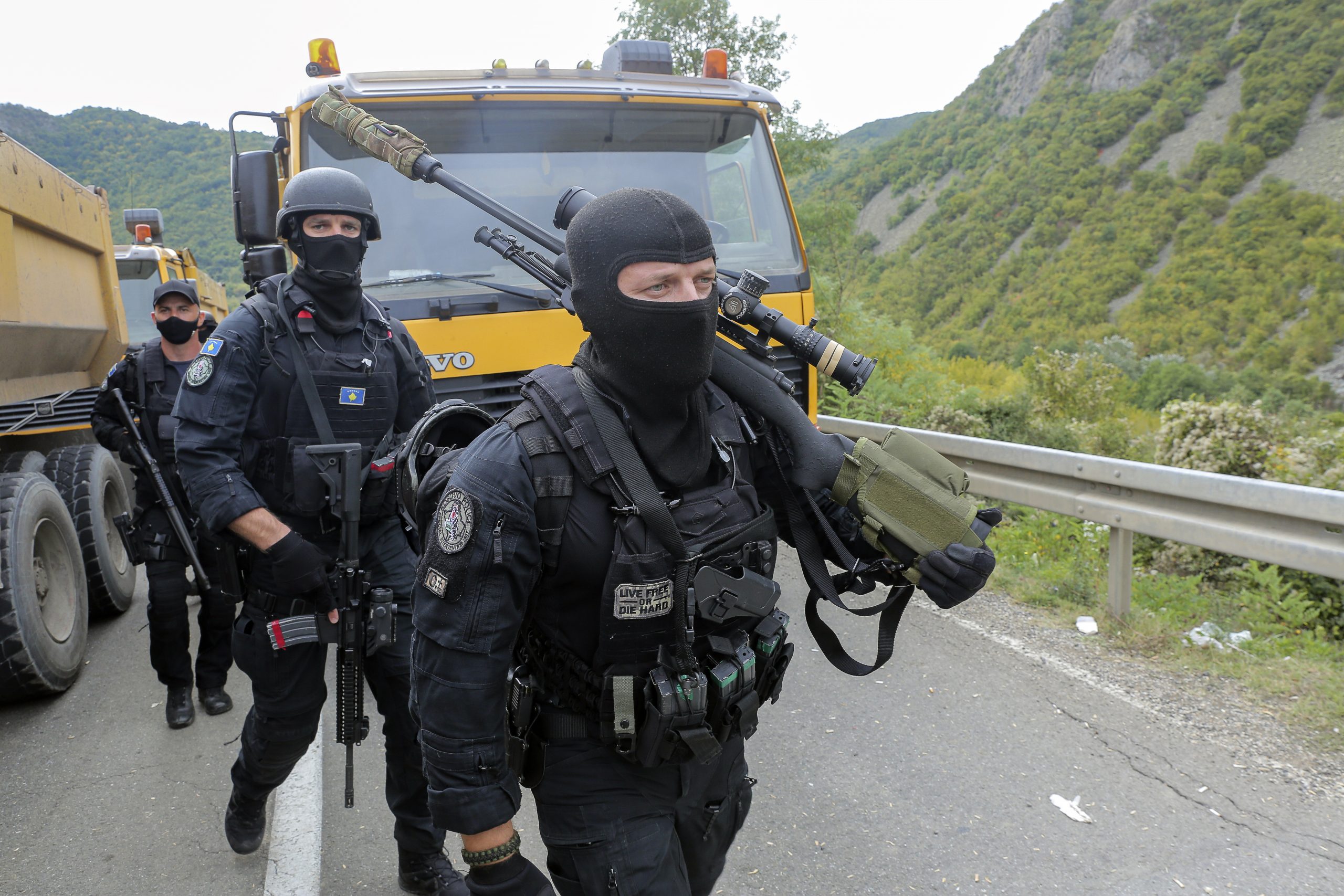 Kosovo: Bewaffnete kosovarische Polizisten beziehen Stellung an der Grenze zu Serbien.