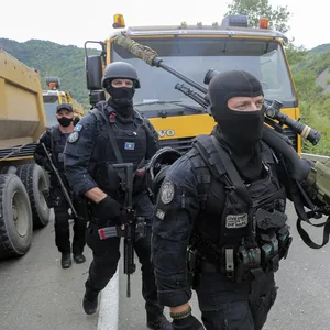 Kosovo: Bewaffnete kosovarische Polizisten beziehen Stellung an der Grenze zu Serbien.