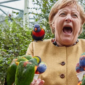 Hatten sichtlich Spaß: Angela Merkel und die bunten Tierchen.
