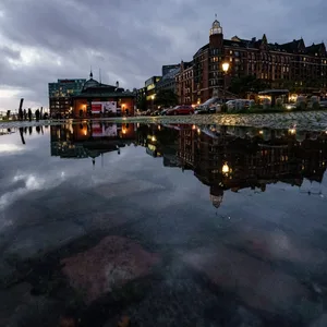 Am Hamburger Fischmarkt schwappte nur ein wenig Wasser über die Hafenkante.