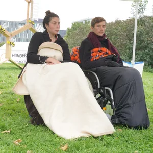 Lea und Henning, beiden verbliebenen Teilnehmer des „Hungerstreiks der letzten Generation“.