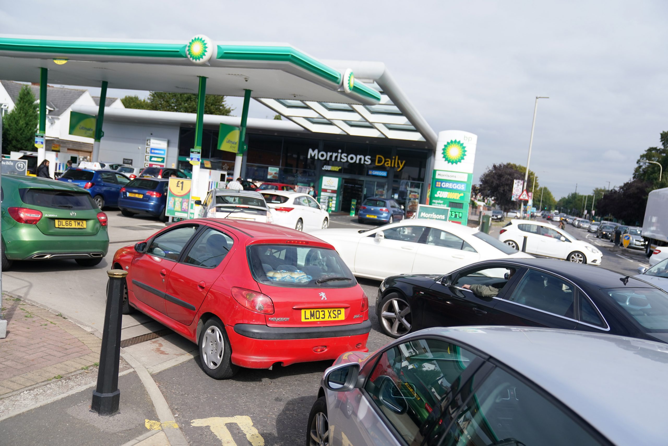 Autofahrer stehen mit ihren Pkw an einer Morrisons-Tankstelle in Leicester für Benzin an.