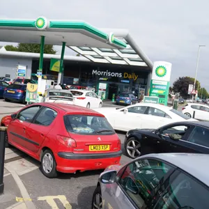 Autofahrer stehen mit ihren Pkw an einer Morrisons-Tankstelle in Leicester für Benzin an.