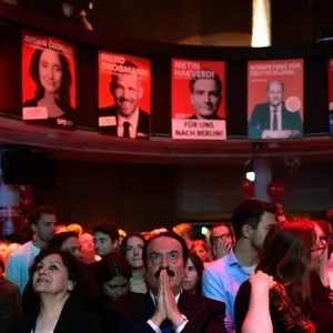 Einige Plakate der SPD-Kandidat:innen hängen bei der SPD-Wahlparty an der Decke.